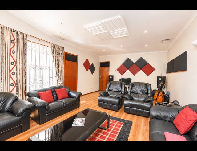 5 BEDROOM HOUSE FOR SALE IN GLENWOOD